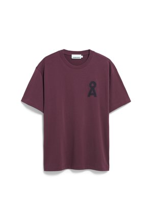 Burgunderfarbendes Baumwoll-T-Shirt mit kurzen Ärmeln, Rundhalsausschnitt und einem strukturierten schwarzen Logodesign auf der linken Brust. Glatte Oberfläche.
