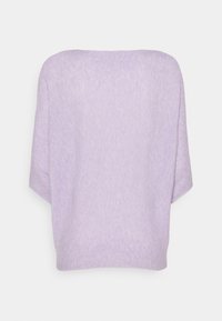 Haut en tricot lavande avec une silhouette ample et carrée ; doté de larges manches et d'une texture douce avec des détails côtelés le long des bords.