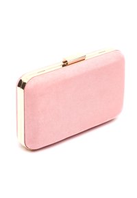 Pochette en velours rose de forme rectangulaire, avec des garnitures en métal doré et un fermoir. Texture lisse avec des accents minimalistes.