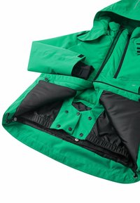 Grüne wasserdichte Jacke mit schwarzem Futter, Reißverschluss und Druckknopfverschlüssen, verstellbaren Manschetten und einem internen Kordelzugsaum für eine individuelle Passform.