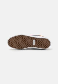 Etnies BARGE - Sportcipő - brown/blue