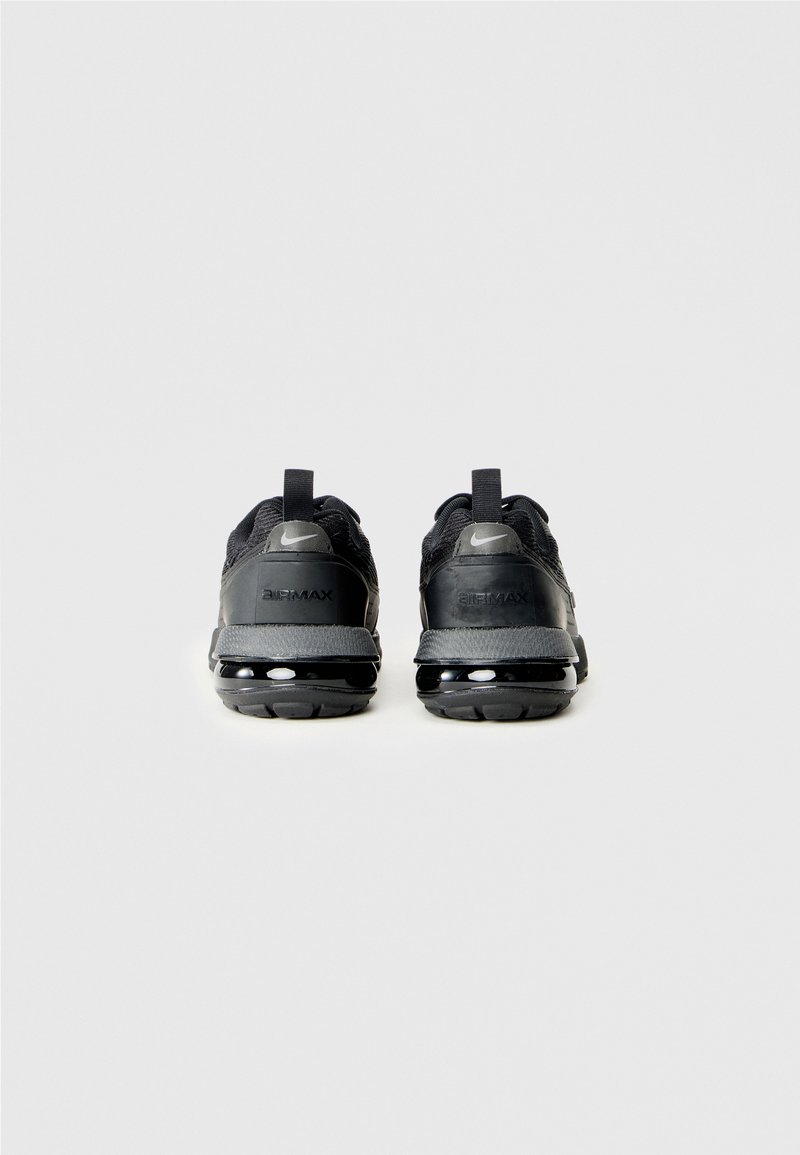 Zapatillas deportivas negras con una parte superior de malla, acentos sintéticos y una gran amortiguación de aire en el talón. Cuenta con una cinta de agarre y el logotipo de Nike.