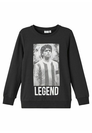 Czarna bluzka z kapturem z czarno-białym portretem mężczyzny w paskowanej koszulce sportowej, podpis po lewej stronie oraz słowo „LEGEND” poniżej.