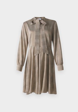 Vestido de manga larga color beige con un cuello de lazo, con un patrón de cuadros marrones y una falda acampanada. Confeccionado en una tela suave con una textura delicada.