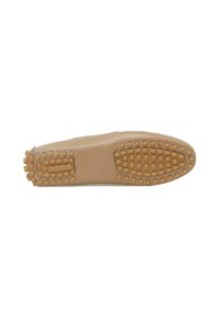 Beiger Slipper mit einem glatten Obermaterial aus Leder und einer Gummisohle, die kleine erhabene Punkte für Traktion aufweist. Abgerundetes, flaches Design.