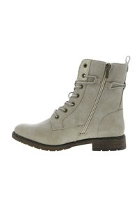 Bottes chevilles gris clair en matériau synthétique texturé. Dotées de lacets et d'une fermeture éclair latérale pour un enfilage facile, avec un petit talon empilé.