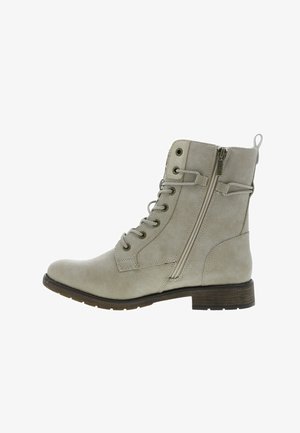 Bottines en suède gris avec un laçage sur le devant, une fermeture éclair sur le côté, un bout rond et une semelle brune texturée. Présente des accents matériels minimalistes.