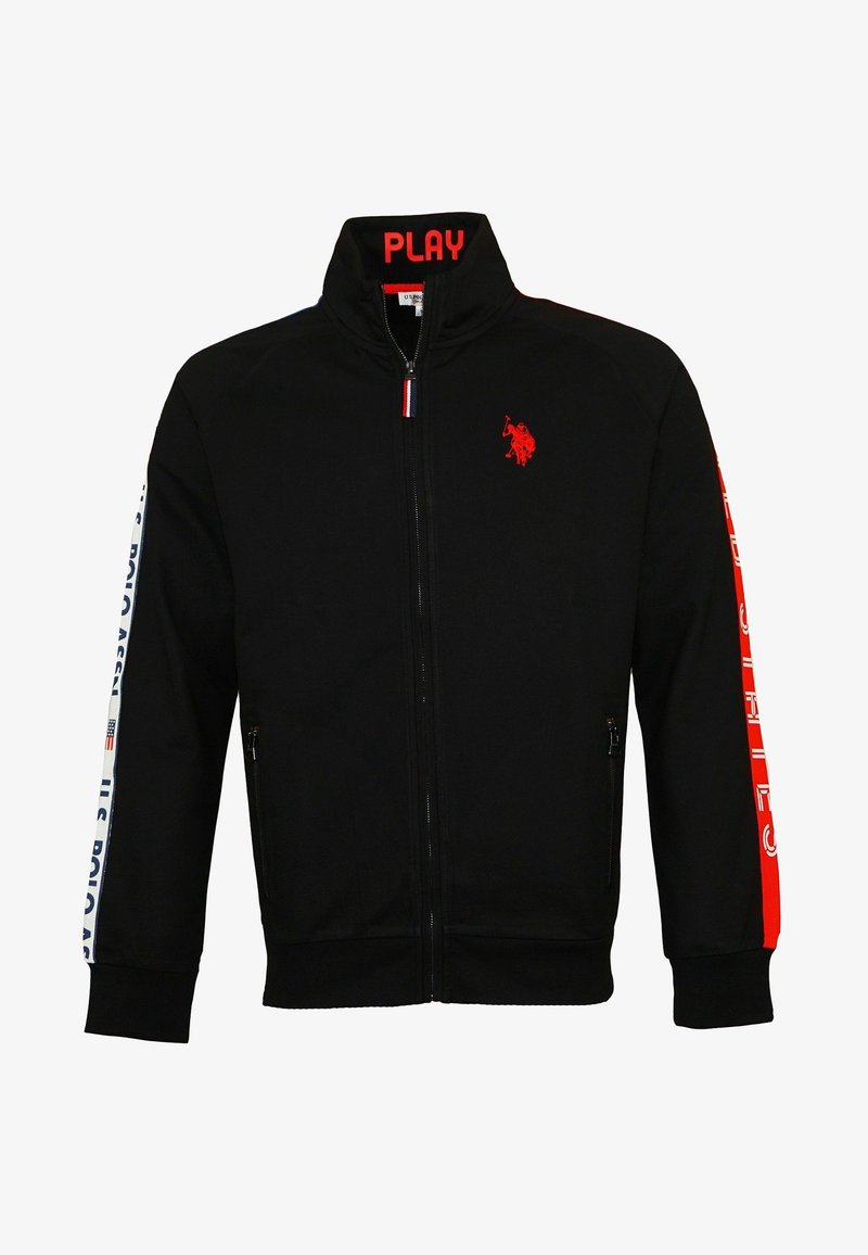 Veste noire zippée avec col haut étiqueté "PLAY", logo joueur de polo brodé rouge sur la poitrine et bandes de marque sur les deux manches.