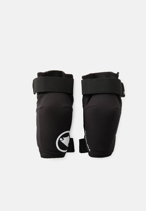 Μαύρα προστατευτικά επιθέματα αγκώνων με λεία υφή, ρυθμιζόμενες λωρίδες και λεπτομέρεια λογότυπου, σχεδιασμένα για ασφάλεια και άνεση σε εξωτερικές δραστηριότητες.