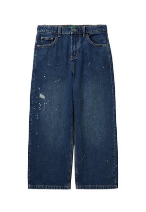 Jeansy o szerokich nogawkach w średnim niebieskim denimmie, z efektownym przetarciem i szczegółami w postaci plam farby. Klasyczny design z pięcioma kieszeniami, zapinane na guzik.