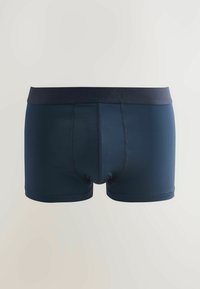 Boxer briefs da uomo blu navy con elastico in vita, tasca frontale e dettagli di cucitura verticale su sfondo neutro.