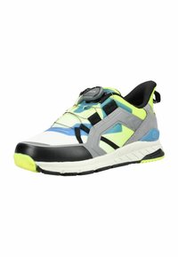 Chaussure de sport avec des accents blancs, jaune néon, bleu, gris et noir, équipée d'un système de fermeture par molette et d'une semelle épaisse texturée.