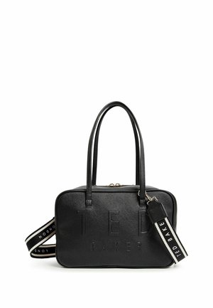 Bolso negro de Ted Baker con dos asas superiores, una correa de hombro extraíble con la marca, cierre con cremallera y logotipo grabado en relieve.