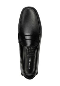 Zapato de cuero negro con una textura suave, forma rectangular y acentos de costura. Presenta un diseño tipo fácil de poner y una plantilla acolchada.
