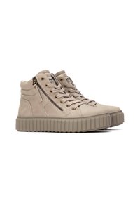 Zapatillas altas de ante beige con una suela de goma texturizada, con herrajes en tono dorado y un detalle de cremallera en el lateral para facilitar su uso.