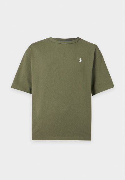 Απλό ελιάς πράσινο κοντομάνικο T-shirt με στρογγυλή λαιμόκοψη και μικρό λευκό λογότυπο με άλογο και αναβάτη στο αριστερό στήθος.