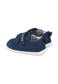 Zapatos de tela de color azul marino con un acabado texturizado, con suelas de goma blanca, correas de velcro y un acento de logotipo en el lateral.
