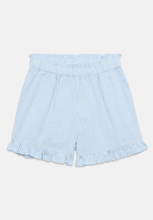 Σορτς με κάθετες ρίγες σε ανοιχτό γαλάζιο και λευκό χρώμα, με βολάν στη μέση και στο τελείωμα, επίπεδα τοποθετημένα σε λευκό φόντο.