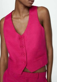 Gilet en lin fuchsia avec un décolleté en V profond, fermeture à cinq boutons et deux poches avant. Texture lisse et coupe ajustée.