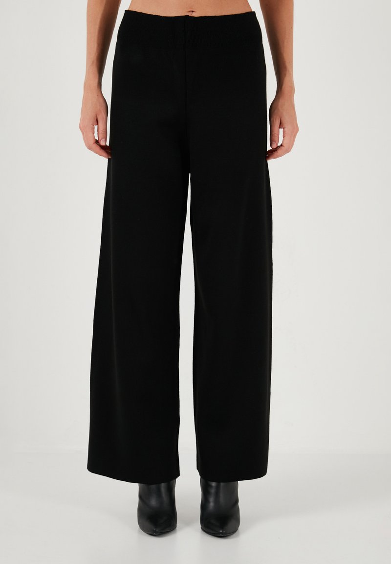 LELA Spodnji deli trenirk - black