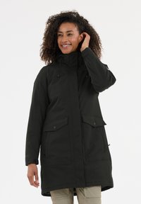 Zwarte, lange parka met lange mouwen en een hoge kraag, verstelbare trekkoordcapuchon en twee grote voorzakken. Gemaakt van glad, weerbestendig materiaal.