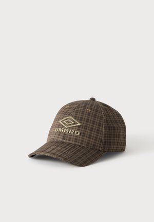 Кафява карирана бейзболна шапка Umbro с бродирано лого отпред, показана на светъл едноцветен фон.