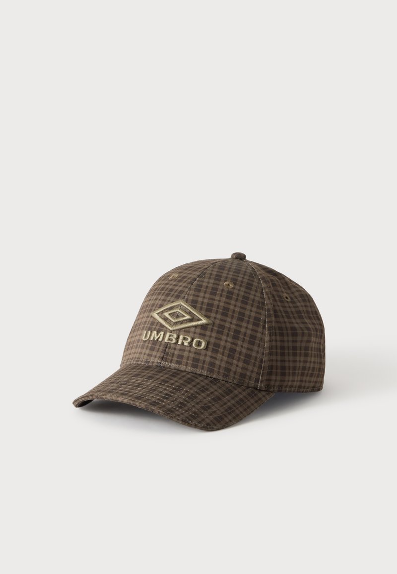 Кафява карирана бейзболна шапка Umbro с бродирано лого отпред, показана на светъл едноцветен фон.