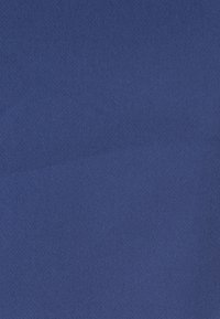 Tessuto di un blu profondo, con una superficie liscia e leggermente strutturata, caratterizzato da un motivo uniforme su tutto il materiale.