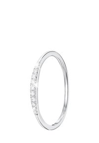 Ring aus Weißgold mit einem schmalen Band, das eine Reihe kleiner, runder Brillanten in einer geschwungenen Linie entlang einer Seite zeigt.