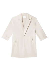 Beige blazer made of smooth fabric, featuring a notched collar, three-quarter sleeves, side pockets, and a straight cut.