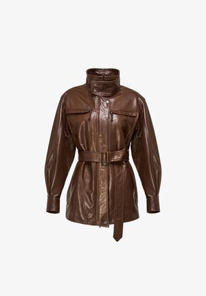 Jachetă din piele maro cu guler înalt, fermoar frontal, nasturi cu capse, două buzunare cu fermoar pe piept, mâneci lungi și talie ajustată cu curea asortată.