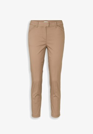 Pantalon beige ajusté avec poches avant, passants pour ceinture et fermeture avant dissimulée, présenté sur un fond blanc.