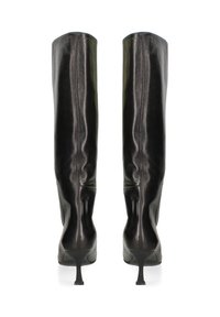 Bottes en cuir noires jusqu'aux genoux, au design épuré, avec un bout pointu et un fin talon aiguille. Texture lisse avec des détails de couture minimalistes.