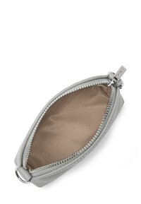 Pochette in pelle grigia con design arrotondato, chiusura con zip e morbida fodera interna color sabbia. Presenta accessori in metallo argentato e un piccolo anello per le chiavi.