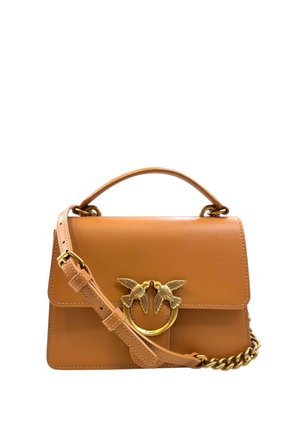 Borsa a tracolla in pelle color tan con manico superiore e tracolla rimovibile. Presenta un lucchetto a forma di uccello e anello in tonalità oro, con una texture liscia e linee pulite.