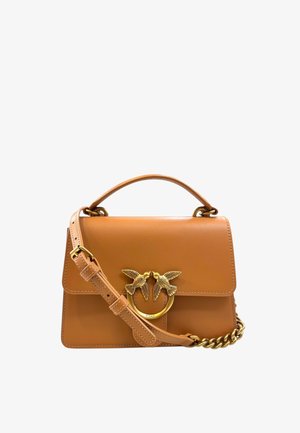 Borsa a tracolla in pelle color tan con manico superiore e tracolla rimovibile. Presenta un lucchetto a forma di uccello e anello in tonalità oro, con una texture liscia e linee pulite.