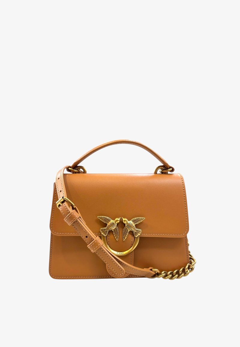 Borsa a tracolla in pelle color tan con manico superiore e tracolla rimovibile. Presenta un lucchetto a forma di uccello e anello in tonalità oro, con una texture liscia e linee pulite.