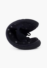Zapatilla suave negra con un patrón de estrellas, hecha de tejido de felpa y suela flexible, con un diseño acogedor y plegable para un fácil almacenamiento.