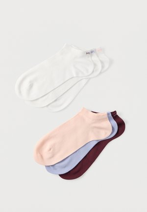 Satz von sechs Knöchelsocken: drei weiße Paare und drei in Pastellrosa, Blau und dunklem Burgunderrot. Weiche Baumwollmischung, leicht, mit gerippten Bündchen.