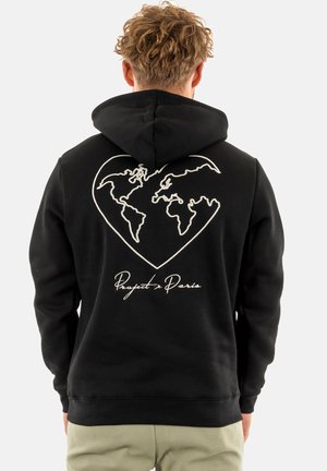 Sudadera negra con un gráfico en forma de corazón que presenta un contorno blanco de un mapa del mundo. Texto "Project Paris" en cursiva en la parte inferior. Tejido suave.