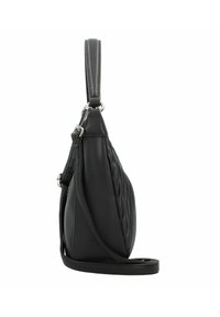 Bolso de mano de cuero negro con una forma estructurada, textura acolchada, con correa de hombro desmontable y acentos de hardware en tono plateado.