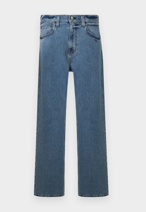 Jean en denim droit bleu avec cinq poches, passants de ceinture et fermeture à bouton, présenté sur fond blanc.