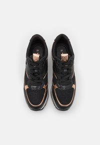 Baskets noires avec accents métalliques bronze, tissu texturé et finition lisse. Dotées d'un design classique à lacets et d'une taille indiquée comme 37.