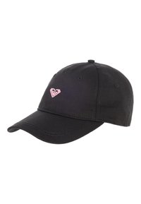 Gorra de béisbol negra hecha de algodón con visera curvada y un logo de corazón rosa bordado en la parte frontal. Correa ajustable en la parte posterior.