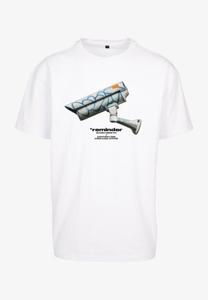 Witte katoenen t-shirt met een grafiek van een bewakingscamera met blauwe accenten, tekst eronder die herinnert om een masker te dragen tijdens illegale activiteiten.