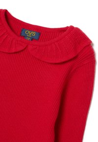 Roter gerippter Strickpullover mit rundem Kragen, der eine Struktur aufweist, die Tiefe verleiht. Das Etikett trägt die Aufschrift "OVS kids."