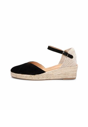 Sandalia espadrille de cuña en negro y beige con puntera cerrada, hebilla en la correa del tobillo y suela de yute trenzado.
