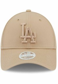Beige Baseballcap mit gesticktem "LA"-Logo. Verfügt über eine runde Krone, einen gebogenen Schirm und einen verstellbaren Riemen. Glatte Stofftextur.