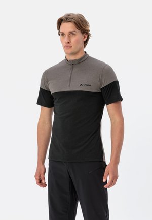 Kurzarmshirt mit Reißverschluss in Grau und Schwarz, aus weichem Stoff mit kontrastierenden Farbblöcken, ausgestattet mit einem kleinen Logo auf der Brust.