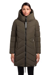 Oliivroheline paksus jope, millel on chevron tikandimuster, kõrge krae, tõmblukk ja logo silt. Omab küljetaskuid ja pikki varrukaid.